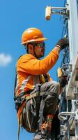 trabajador reparando eléctrico alambres en un poder línea foto