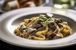 tagliatelle con salchicha y boletus, pasta con salchicha y verano cep seta. generativo ai foto