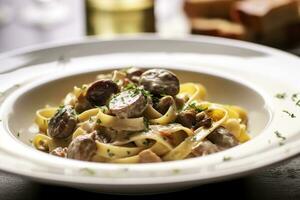 tagliatelle con salchicha y boletus, pasta con salchicha y verano cep seta. generativo ai foto