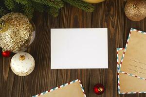 Navidad tarjeta Bosquejo. blanco mínimo vacío tarjeta postal en de madera mesa con festivo decoraciones y arte letras. foto