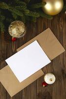Navidad tarjeta Bosquejo. blanco mínimo vacío tarjeta postal en de madera mesa con festivo decoraciones y arte letras. foto