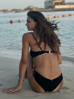 foto de un mujer disfrutando el Dom y arena en un hermosa playa