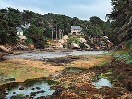 acogedor costero cabaña por el río en Bretaña cerca perros guirec foto