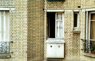 parisino encanto posterior ventana de un típico edificio en París foto