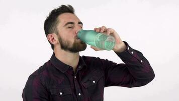 atractivo hombre disfrutando Bebiendo Fresco agua desde un botella video