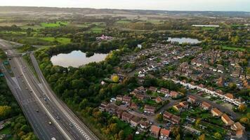 städtisch Konnektivität Antenne Schuss von Schnellstraße und Brücke video