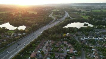 städtisch Konnektivität Antenne Schuss von Schnellstraße und Brücke video