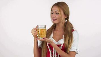 attraktiv glücklich Deutsche Frau im Oktoberfest Kostüm Portion Becher von Bier video