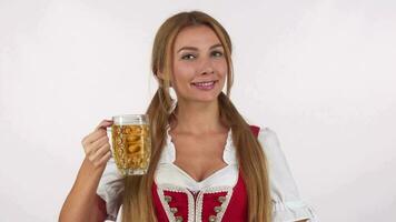 de bonne humeur bavarois femme dans dirndl robe montrant les pouces en haut portion savoureux Bière video