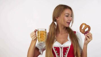 magnifique sexy allemand serveuse dans dirndl en buvant bière, en portant délicieux bretzel video