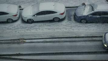 kalkoen Istanbul 12 februari 2023. rij van auto's gedekt in sneeuw video