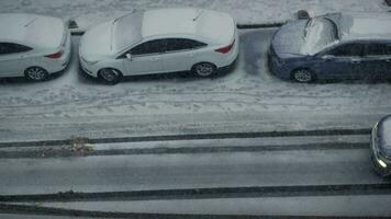 Turquía Estanbul 12 febrero 2023. fila de carros cubierto en nieve video