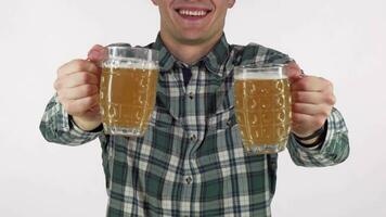 glücklich Mann lächelnd, halten aus zwei Bier Tassen zu das Kamera video