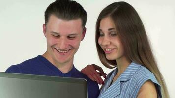 content couple en utilisant portable ensemble, souriant joyeusement video