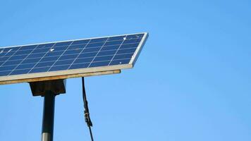 zonne- panelen tegen blauw lucht video