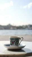 une tasse de turc café sur table video