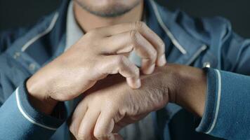 homem sofrendo de coceira na pele, close-up. video