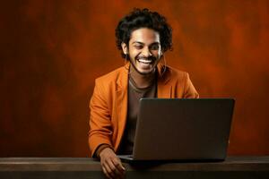 hombres caucásico machos sentado oficina ordenador portátil tecnología empresario sonrisa computadora pericia contento hermoso indio foto