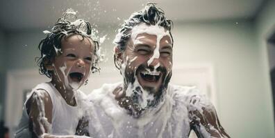 agua nadando sonriente baño juguetón infancia juntos sano padre crema familia paternidad Mañana niño niños foto