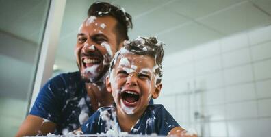 Mañana padre sonriente crema agua familia niños juntos infancia baño mojado paternidad foto