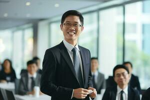 hombre asiático empresario en el oficina en un grupo de personas corporativo reunión foto