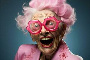 mujer frio Gafas de sol antiguo felicidad rosado mayor adulto antecedentes abuela fiesta gesto contento retrato foto