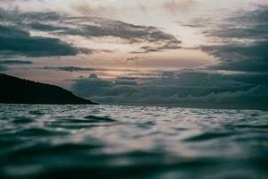 un ver de el Oceano a puesta de sol foto