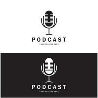 podcast logo con micrófono y auricular audio, radio ondas. para estudio, hablar espectáculo, charlar, información intercambio, entrevista, multimedia y web. vector