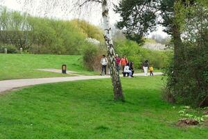 hermosa ver de personas caminando y visitando el willen lago de milton Keynes ciudad de Inglaterra Reino Unido, imagen capturado en abril 9, 2023 foto