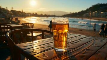 delicioso frío ligero cerveza en un vaso en un mesa en el playa en verano foto