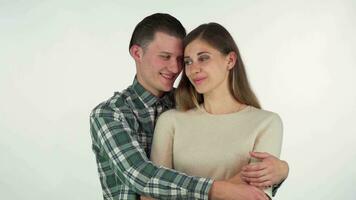glücklich gut aussehend Mann umarmen seine schön Freundin video