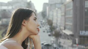 triste mujer mirando lejos a borroso ciudad calles video