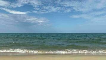 mar agua arena naturaleza otoño playa viaje Oceano paisaje cielo verano. costa otoño antecedentes Dom vacaciones ola al aire libre azul hermosa ligero línea costera día. soleado escénico horizonte luz de sol luz solar. video