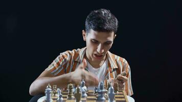 psykotisk schizofren spelar med schack bitar. video