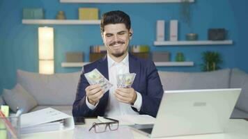 gelukkig mannetje werknemer verdienen geld glimlachen Bij camera. video