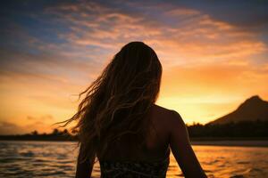 silueta de un hermosa niña en el playa a atardecer, hembra tablista posterior ver en mar a atardecer, oahu, Hawai, unido estados de America, ai generado foto