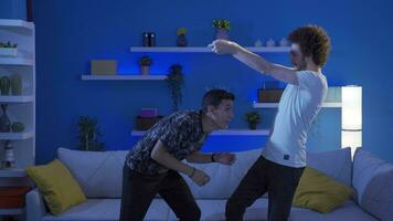 amigos danza gracioso y ingenioso juntos a hogar. video