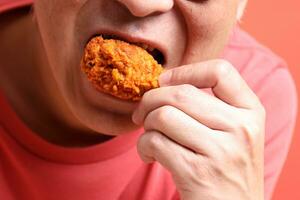 hombre comiendo comida foto