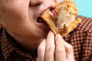 hombre comiendo comida foto