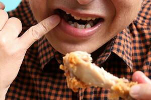 hombre comiendo comida foto