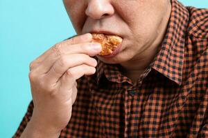 hombre comiendo comida foto