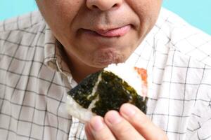 hombre comiendo comida foto