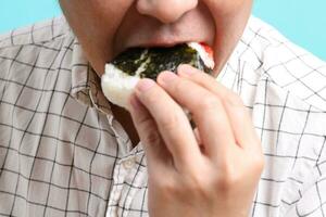 hombre comiendo comida foto