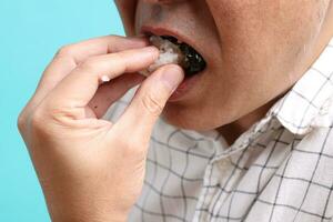 hombre comiendo comida foto