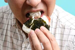 hombre comiendo comida foto