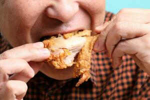 hombre comiendo comida foto