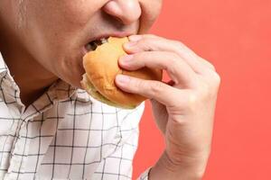 hombre comiendo comida foto