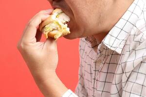 hombre comiendo comida foto