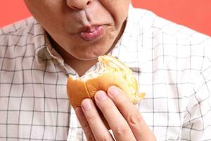 hombre comiendo comida foto