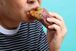 hombre comiendo comida foto